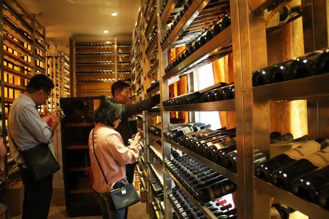 長寧區商務委開展進博會前酒類市場專項執法檢查 規范酒類經營行為